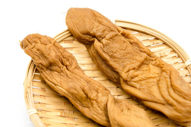 白背景一盘腌制白萝卜干