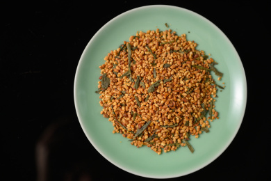 桌面上的盘子里的美味可口玄米茶