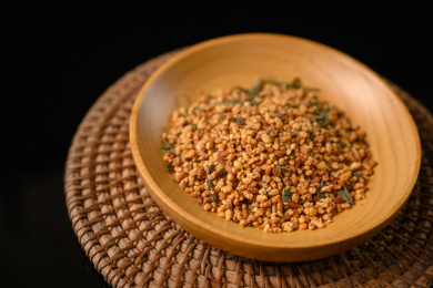 桌面上的盘子里的美味可口玄米茶