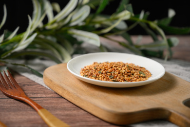 桌面上的盘子里的美味可口玄米茶