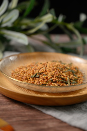 桌面上的盘子里的美味可口玄米茶
