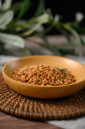 桌面上的盘子里的美味可口玄米茶