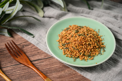 桌面上的盘子里的美味可口玄米茶