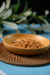 桌面上的盘子里的美味可口玄米茶