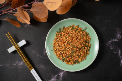 桌面上的盘子里的美味可口玄米茶