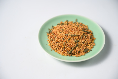 桌面上的盘子里的美味可口玄米茶