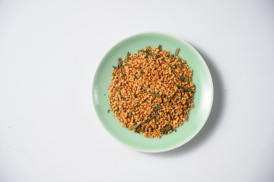 桌面上的盘子里的美味可口玄米茶