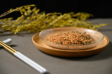桌面上的盘子里的美味可口玄米茶