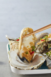 夹起来一块生蚝