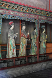 山西晋祠圣母殿彩绘雕塑 侍女像的特写