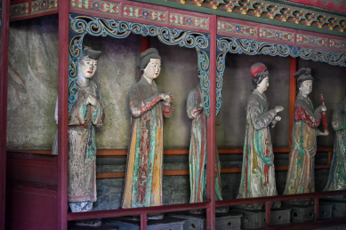 山西晋祠圣母殿彩绘雕塑 侍女像的特写