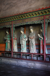 山西晋祠圣母殿彩绘雕塑 侍女像的特写