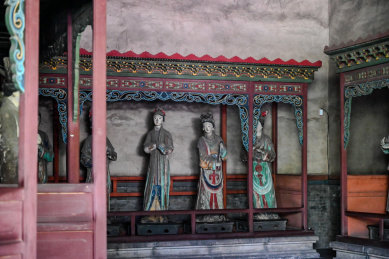 山西晋祠圣母殿彩绘雕塑 侍女像的特写