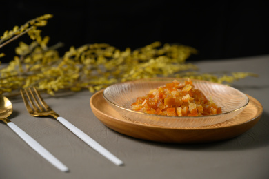 桌面上的盘子里的美味可口的糖渍橙皮丁