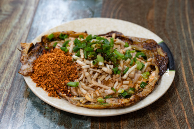 桌面上一盘蒜蓉烤脑花