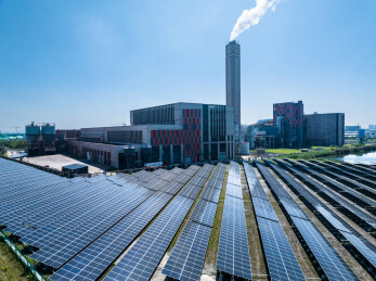 航拍园区厂房和光伏太阳能基地