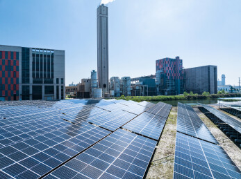 航拍园区厂房和光伏太阳能基地