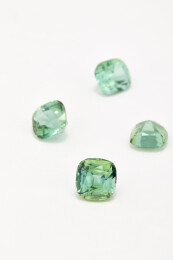 几颗散落的碧玺