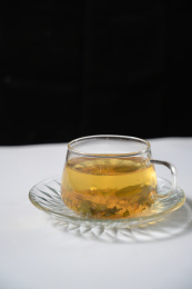桌面上的杯子里的甘甜可口的玄米茶