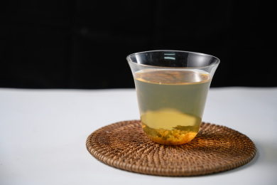 桌面上的杯子里的甘甜可口的玄米茶