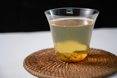 桌面上的杯子里的甘甜可口的玄米茶