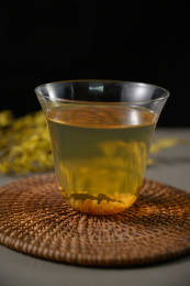 桌面上的杯子里的甘甜可口的玄米茶