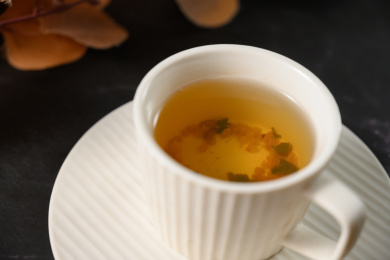 桌面上的杯子里的甘甜可口的玄米茶