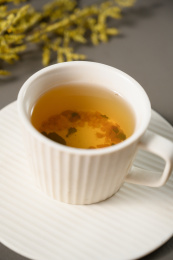 桌面上的杯子里的甘甜可口的玄米茶