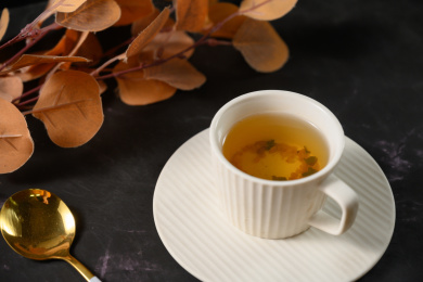 桌面上的杯子里的甘甜可口的玄米茶
