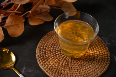 桌面上的杯子里的甘甜可口的玄米茶