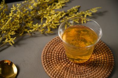 桌面上的杯子里的甘甜可口的玄米茶
