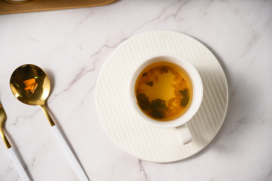 桌面上的杯子里的甘甜可口的玄米茶