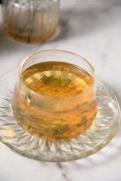 桌面上的杯子里的甘甜可口的玄米茶