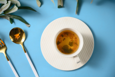 桌面上的杯子里的甘甜可口的玄米茶