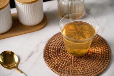 桌面上的杯子里的甘甜可口的玄米茶