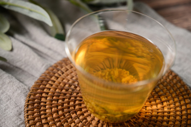 桌面上的杯子里的甘甜可口的玄米茶