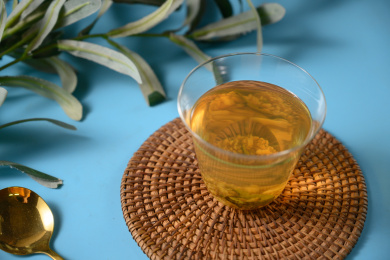 桌面上的杯子里的甘甜可口的玄米茶