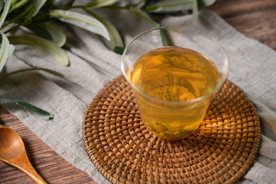 桌面上的杯子里的甘甜可口的玄米茶