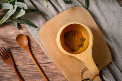 桌面上的杯子里的甘甜可口的玄米茶
