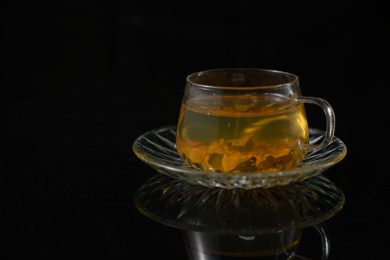 桌面上的杯子里的甘甜可口的玄米茶