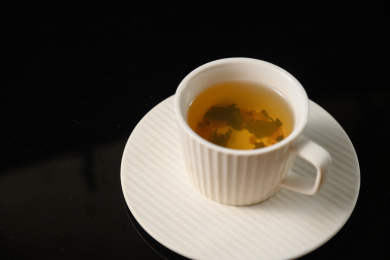 桌面上的杯子里的甘甜可口的玄米茶