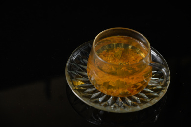 桌面上的杯子里的甘甜可口的玄米茶