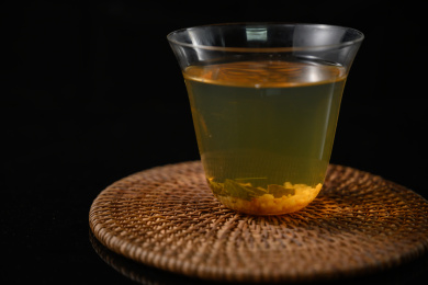 桌面上的杯子里的甘甜可口的玄米茶