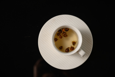 桌面上的杯子里的甘甜可口的辣木籽茶