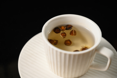 桌面上的杯子里的甘甜可口的辣木籽茶