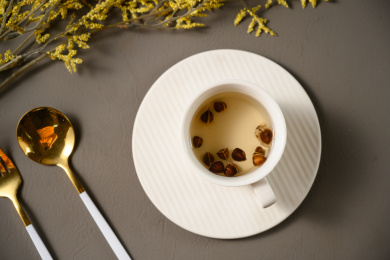 桌面上的杯子里的甘甜可口的辣木籽茶