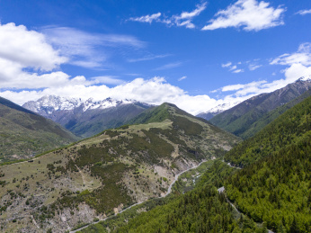 四川小金县四姑娘山景区幺妹峰大峰夏季蓝天