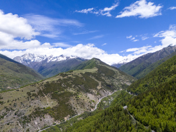 四川小金县四姑娘山景区幺妹峰大峰夏季蓝天