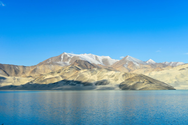 中国新疆帕米尔高原白沙湖白沙山美丽晴天风景