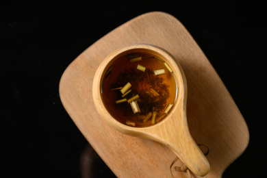 桌面上的杯子里的甘甜可口的青蒿茶